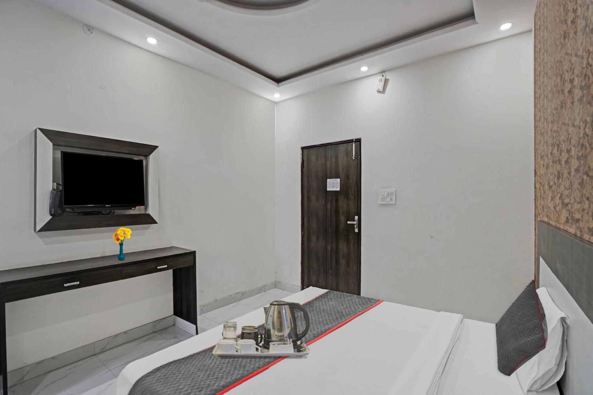 Collection O Rajvanshi Paradise Гургаон Экстерьер фото