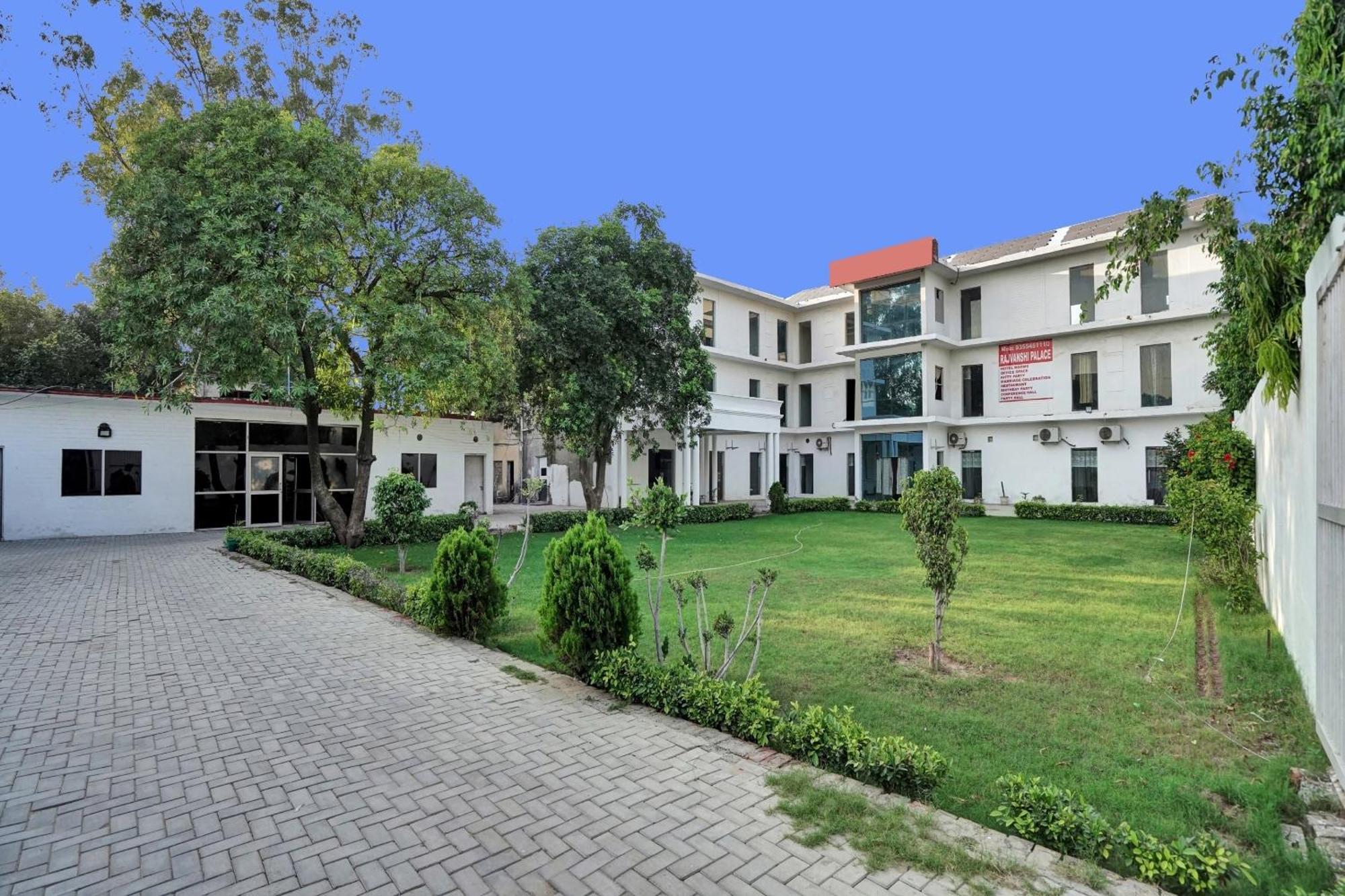 Collection O Rajvanshi Paradise Гургаон Экстерьер фото