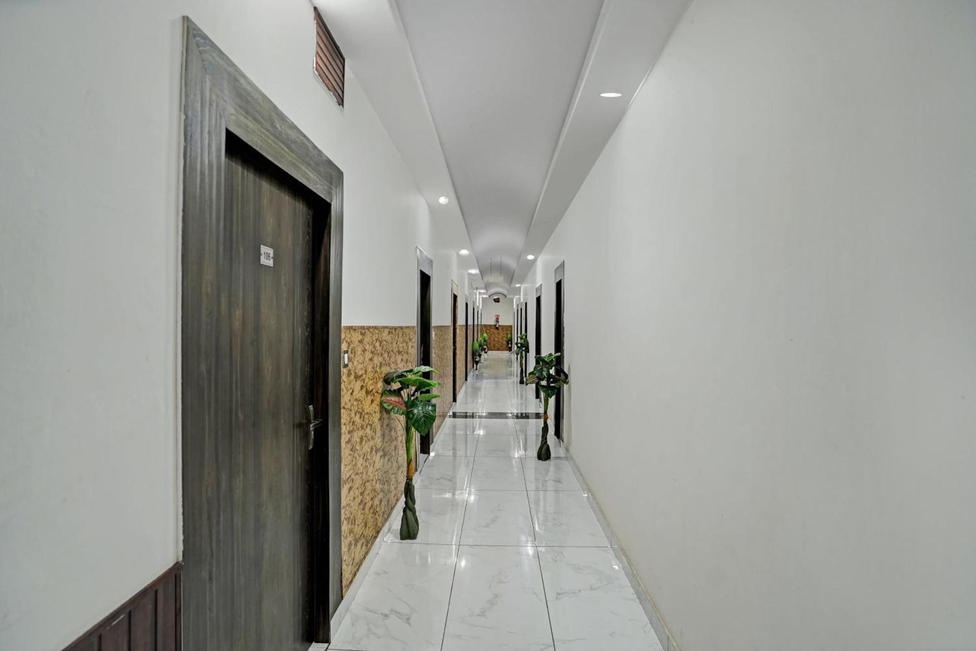 Collection O Rajvanshi Paradise Гургаон Экстерьер фото